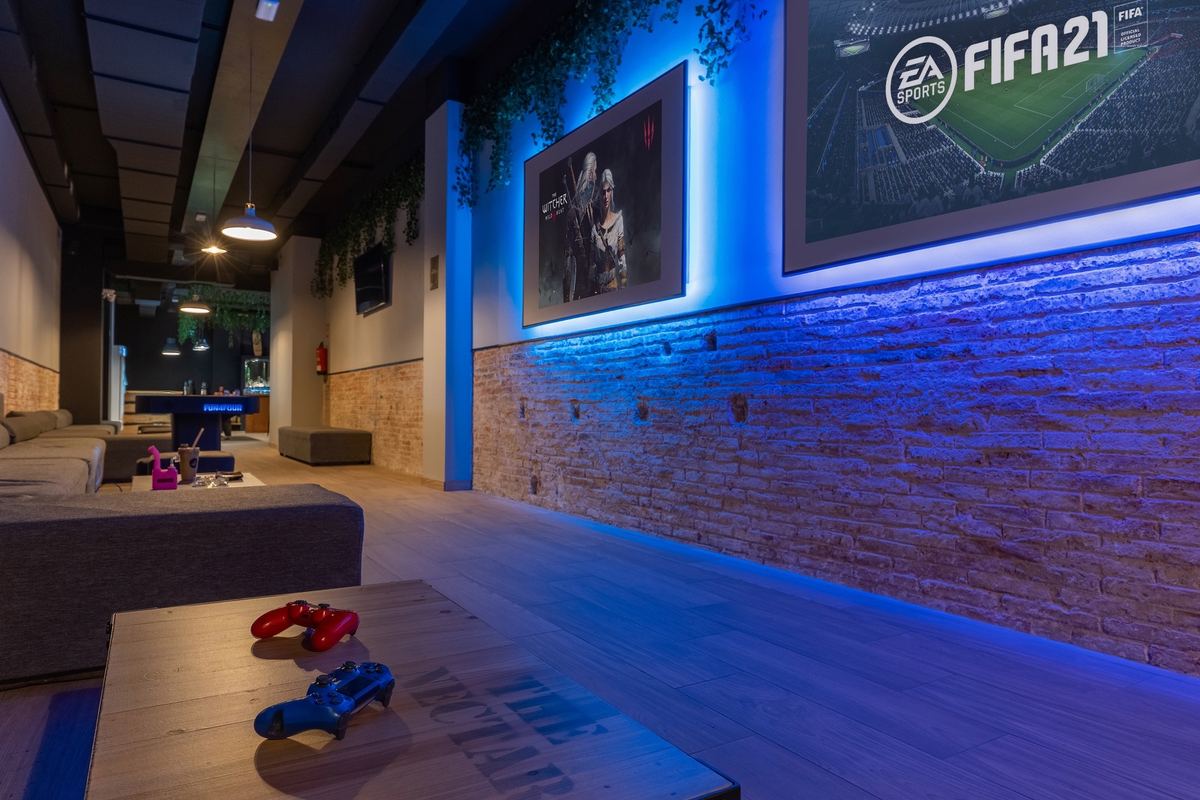 Sofás cómodos y el rincón de la PlayStation
